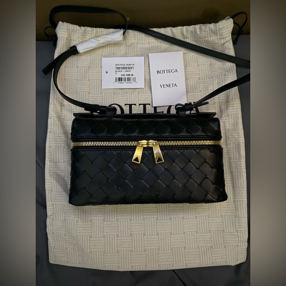 ❗️Sold Bottega Veneta
Intrecciato Leather Convertible
Vanity Case - Picture 8 of 8